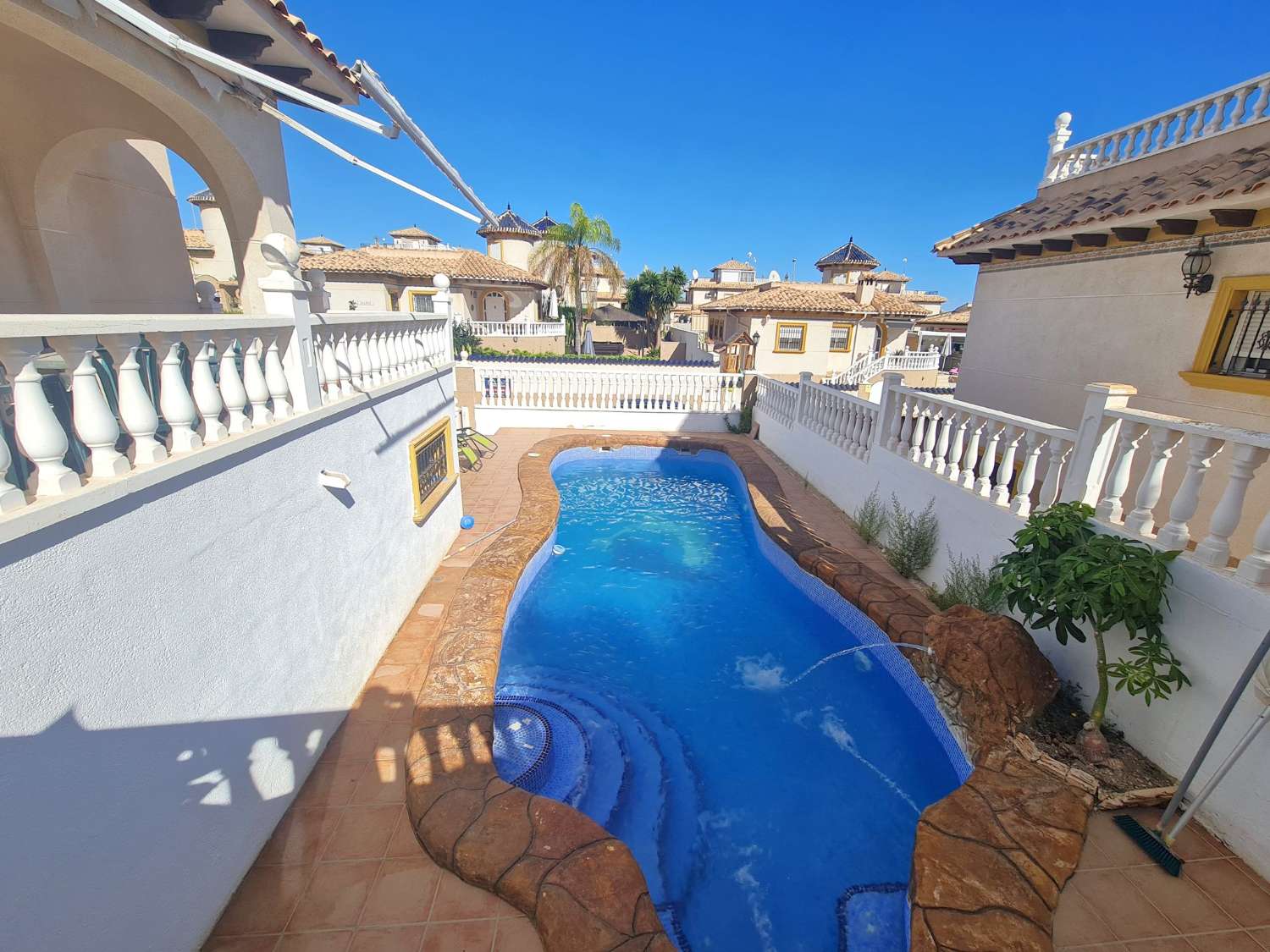 Friliggande Villa med Separat Lägenhet och Privat Pool i La Zenia